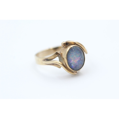 122 - 9ct gold vintage blue opal triplet set cocktail ring (2.8g) Size  P