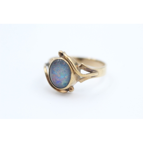 122 - 9ct gold vintage blue opal triplet set cocktail ring (2.8g) Size  P