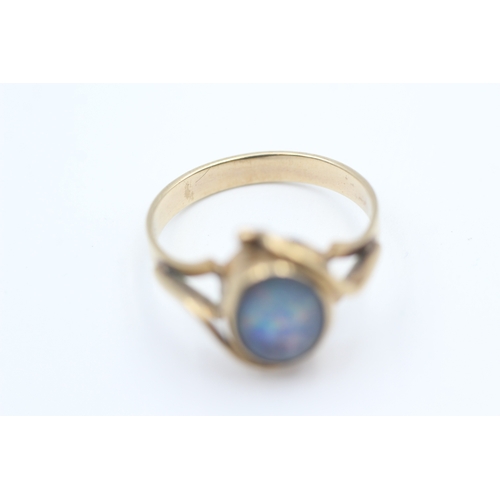 122 - 9ct gold vintage blue opal triplet set cocktail ring (2.8g) Size  P