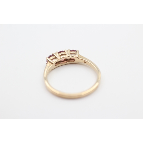 130 - 9ct gold pink garnet three stone ring (2.5g) Size  P 1/2