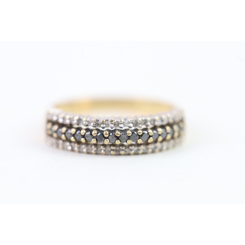 135 - 9ct gold diamond and black diamond set band ring (2.7g) Size  P