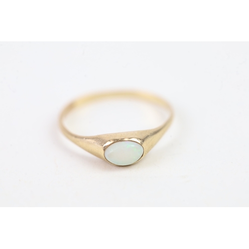 139 - 9ct gold vintage white opal cabochon set delicate signet ring (1.1g) Size  M