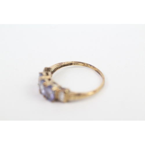 143 - 9ct gold baguette cut diamond accented oval tanzanite trilogy ring (1.9g) Size  O 1/2