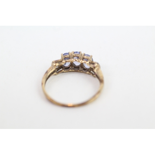 143 - 9ct gold baguette cut diamond accented oval tanzanite trilogy ring (1.9g) Size  O 1/2