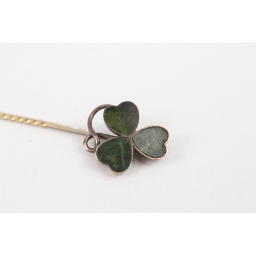 149 - 9ct gold antique conmarra marble shamrock stick pin (1.2g)