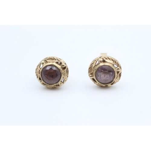 158 - 9ct gold foliate framed amethyst set stud earrings (2.4g)