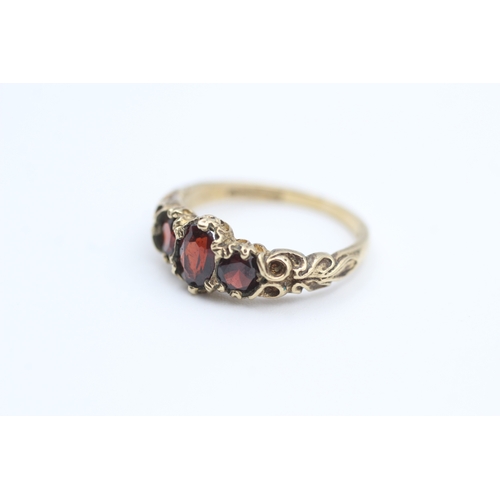 164 - 9ct gold garnet set trilogy ring (2.7g) Size  M 1/2