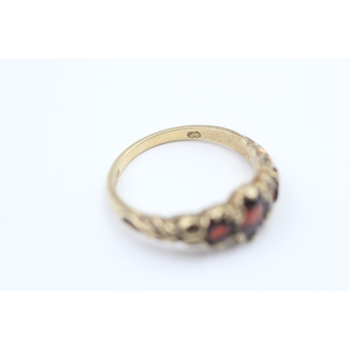 164 - 9ct gold garnet set trilogy ring (2.7g) Size  M 1/2