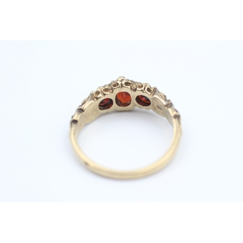 164 - 9ct gold garnet set trilogy ring (2.7g) Size  M 1/2