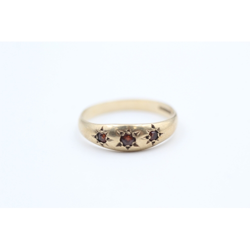 165 - 9ct gold antique star set garnet trilogy ring (1.8g) Size  M