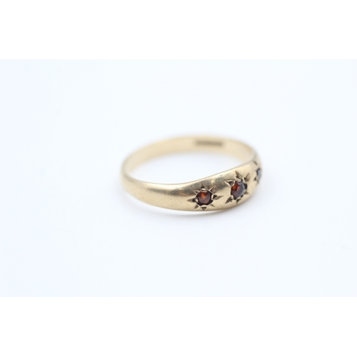 165 - 9ct gold antique star set garnet trilogy ring (1.8g) Size  M