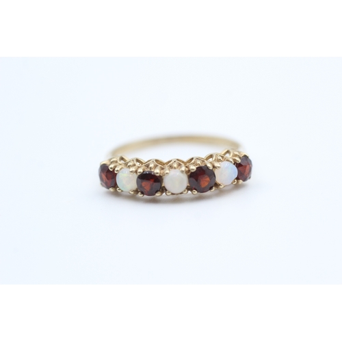 177 - 9ct gold opal and garnet set seven stone eternity ring (1.7g) Size  O