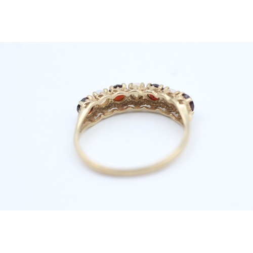 177 - 9ct gold opal and garnet set seven stone eternity ring (1.7g) Size  O