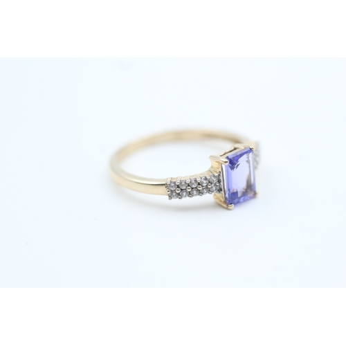 187 - 10kt gold tanzanite and white gemstone set dress ring (1.9g) Size  N