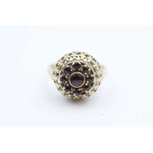 193 - 8ct gold vintage garnet cluster bombe ring (2.8g) Size  M