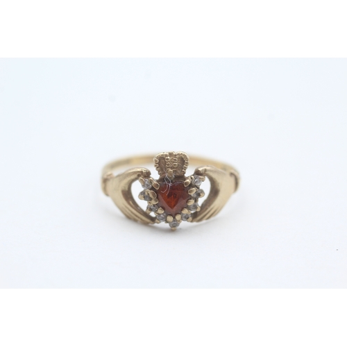 194 - 9ct gold garnet and cz set claddagh dress ring (2.1g) Size  N