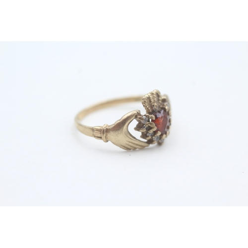 194 - 9ct gold garnet and cz set claddagh dress ring (2.1g) Size  N