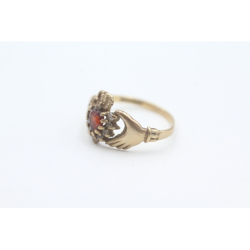 194 - 9ct gold garnet and cz set claddagh dress ring (2.1g) Size  N