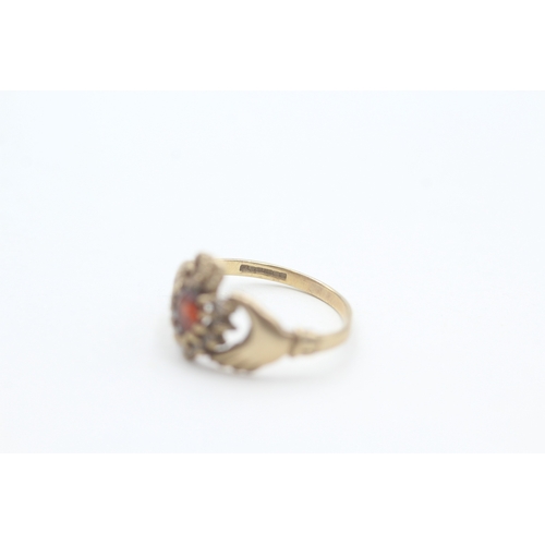 194 - 9ct gold garnet and cz set claddagh dress ring (2.1g) Size  N