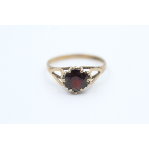 195 - 9ct gold claw set round cut garnet solitaire ring (1.8g) Size  N