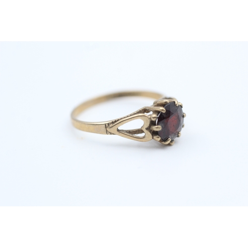 195 - 9ct gold claw set round cut garnet solitaire ring (1.8g) Size  N