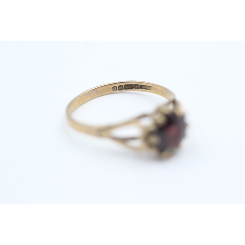 195 - 9ct gold claw set round cut garnet solitaire ring (1.8g) Size  N