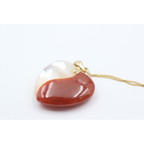 198 - 14ct gold orange jade and mother-of-pearl ying-yang heart shaped pendant necklace (1.8g)