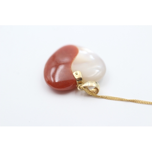 198 - 14ct gold orange jade and mother-of-pearl ying-yang heart shaped pendant necklace (1.8g)