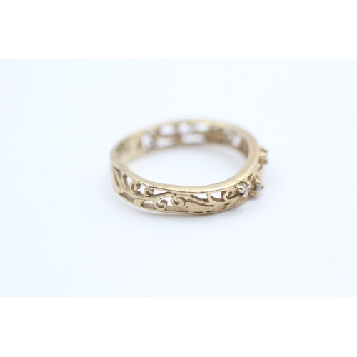 204 - 9ct gold diamond accented scrolling openwork ring - as found (1.8g) AS SEEN - MISSHAPEN Size  M