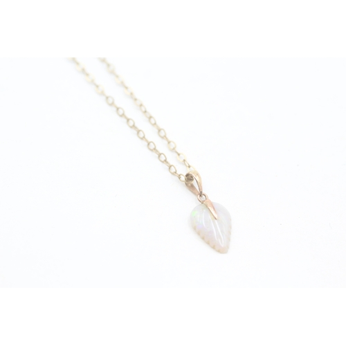 205 - 9ct gold opal leaf pendant necklace (1g)