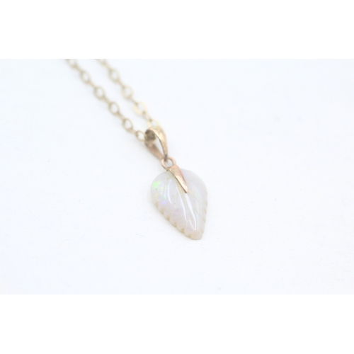 205 - 9ct gold opal leaf pendant necklace (1g)