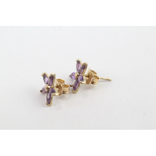 209 - 9ct gold amethyst set floral stud earrings (0.9g)