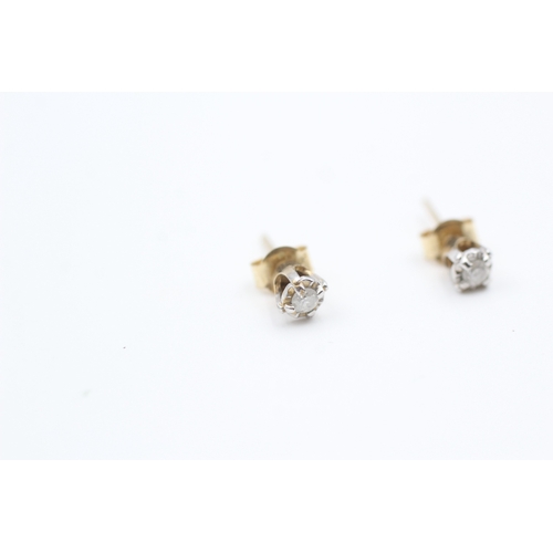 30 - 9ct gold illusion set diamond solitaire stud earrings (0.6g)