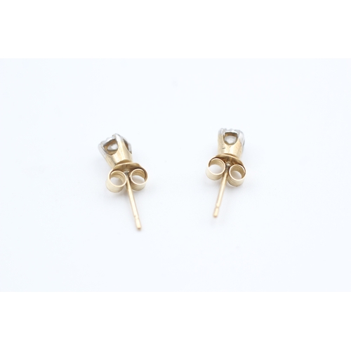 30 - 9ct gold illusion set diamond solitaire stud earrings (0.6g)