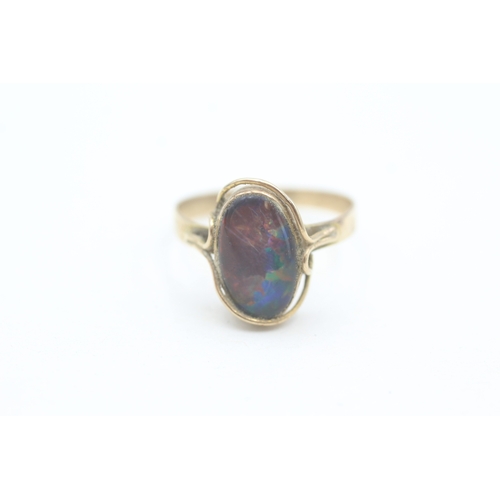 31 - 9ct gold blue opal triplet cabochon set dress ring (2g) Size  Q