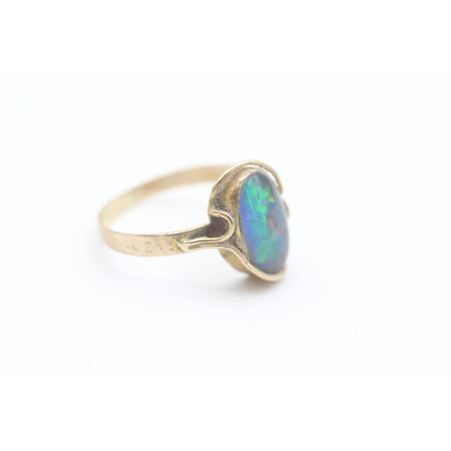 31 - 9ct gold blue opal triplet cabochon set dress ring (2g) Size  Q