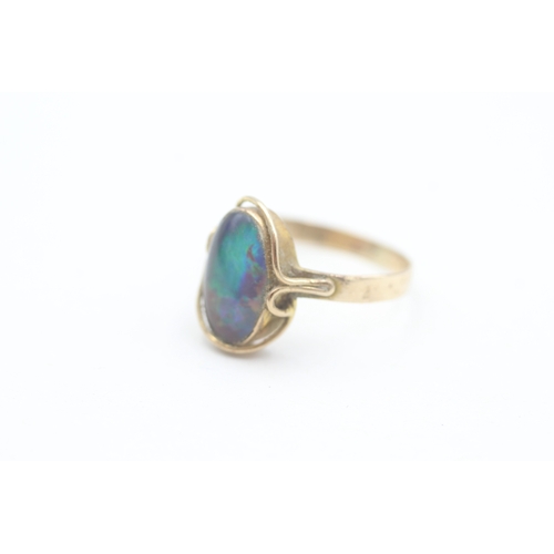 31 - 9ct gold blue opal triplet cabochon set dress ring (2g) Size  Q