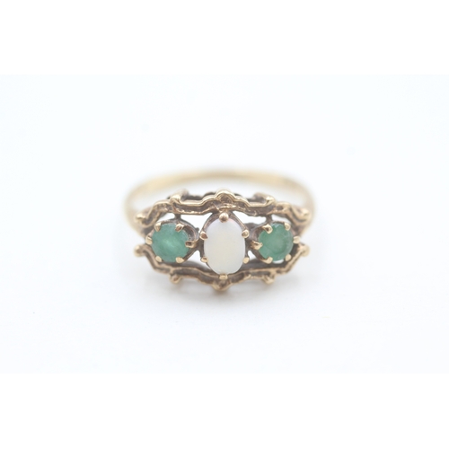 50 - 9ct gold vintage opal and emerald set cocktail ring (3g) Size  R