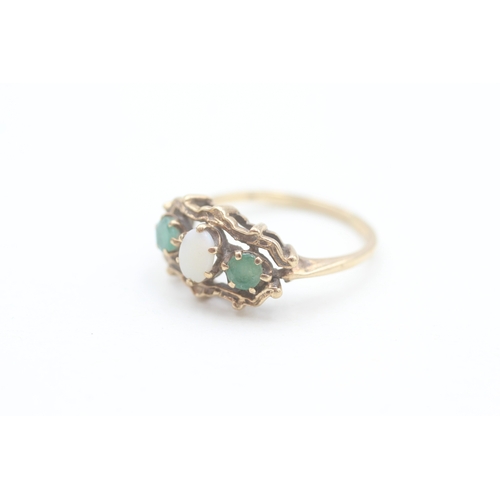 50 - 9ct gold vintage opal and emerald set cocktail ring (3g) Size  R