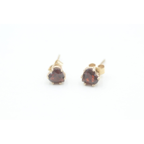 56 - 9ct gold heart cut garnet set stud earrings (1.4g)