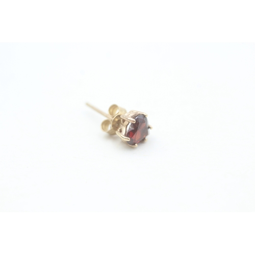 56 - 9ct gold heart cut garnet set stud earrings (1.4g)