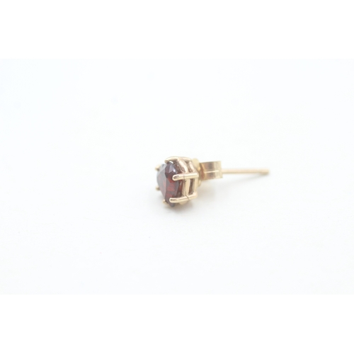 56 - 9ct gold heart cut garnet set stud earrings (1.4g)