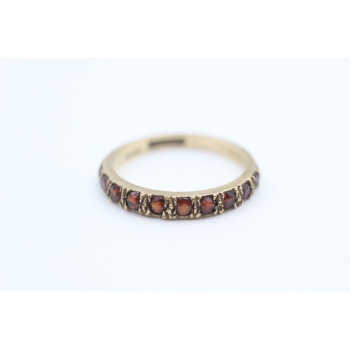 73 - 9ct gold vintage garnet set ten stone ring (2.1g) Size  O 1/2