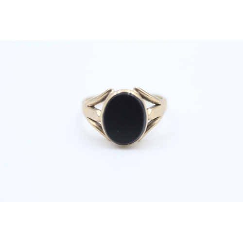 82 - 9ct gold vintage oval table cut onyx set signet ring (2g) Size  H 1/2