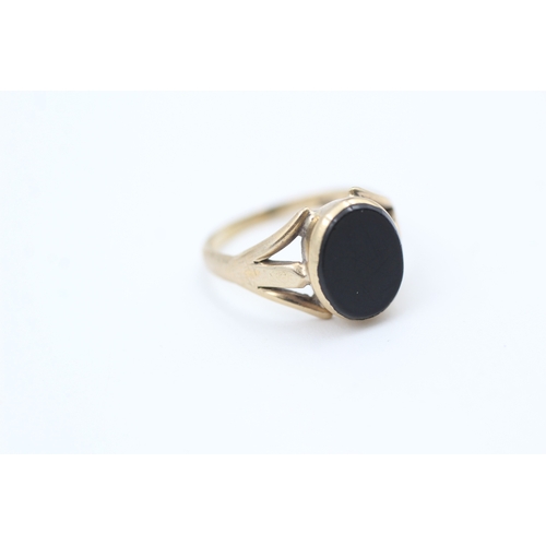 82 - 9ct gold vintage oval table cut onyx set signet ring (2g) Size  H 1/2