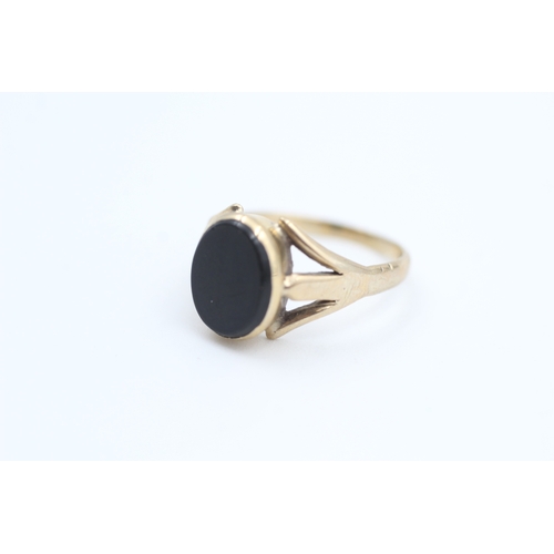 82 - 9ct gold vintage oval table cut onyx set signet ring (2g) Size  H 1/2