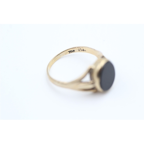 82 - 9ct gold vintage oval table cut onyx set signet ring (2g) Size  H 1/2