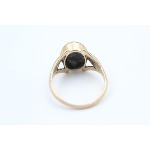 82 - 9ct gold vintage oval table cut onyx set signet ring (2g) Size  H 1/2