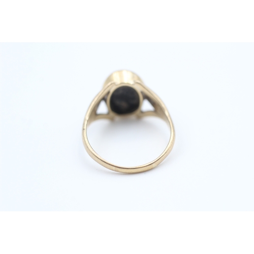 82 - 9ct gold vintage oval table cut onyx set signet ring (2g) Size  H 1/2