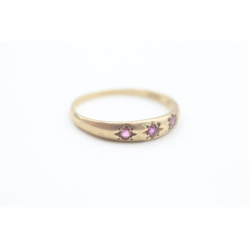 92 - 9ct gold star set ruby trilogy ring (1.7g) Size  V